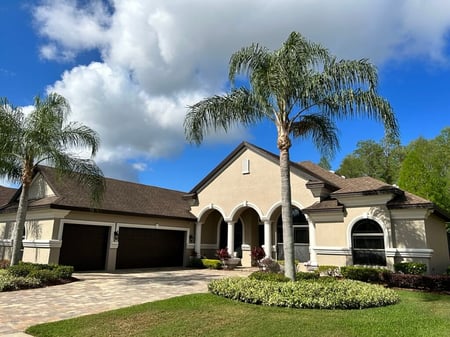 Stucco home with GAF Barkwood shingles