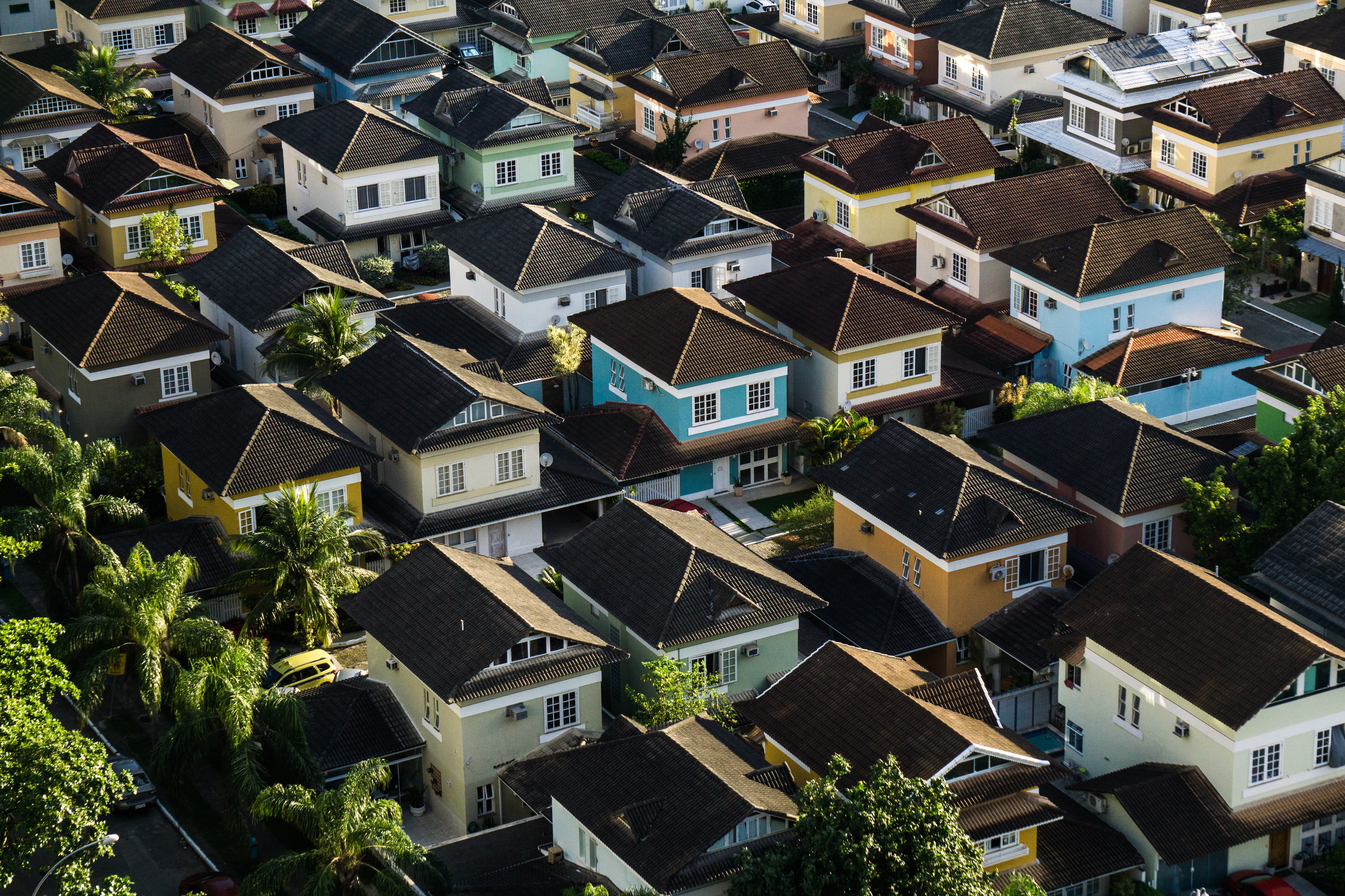 neighborhood homes with shingle roofs