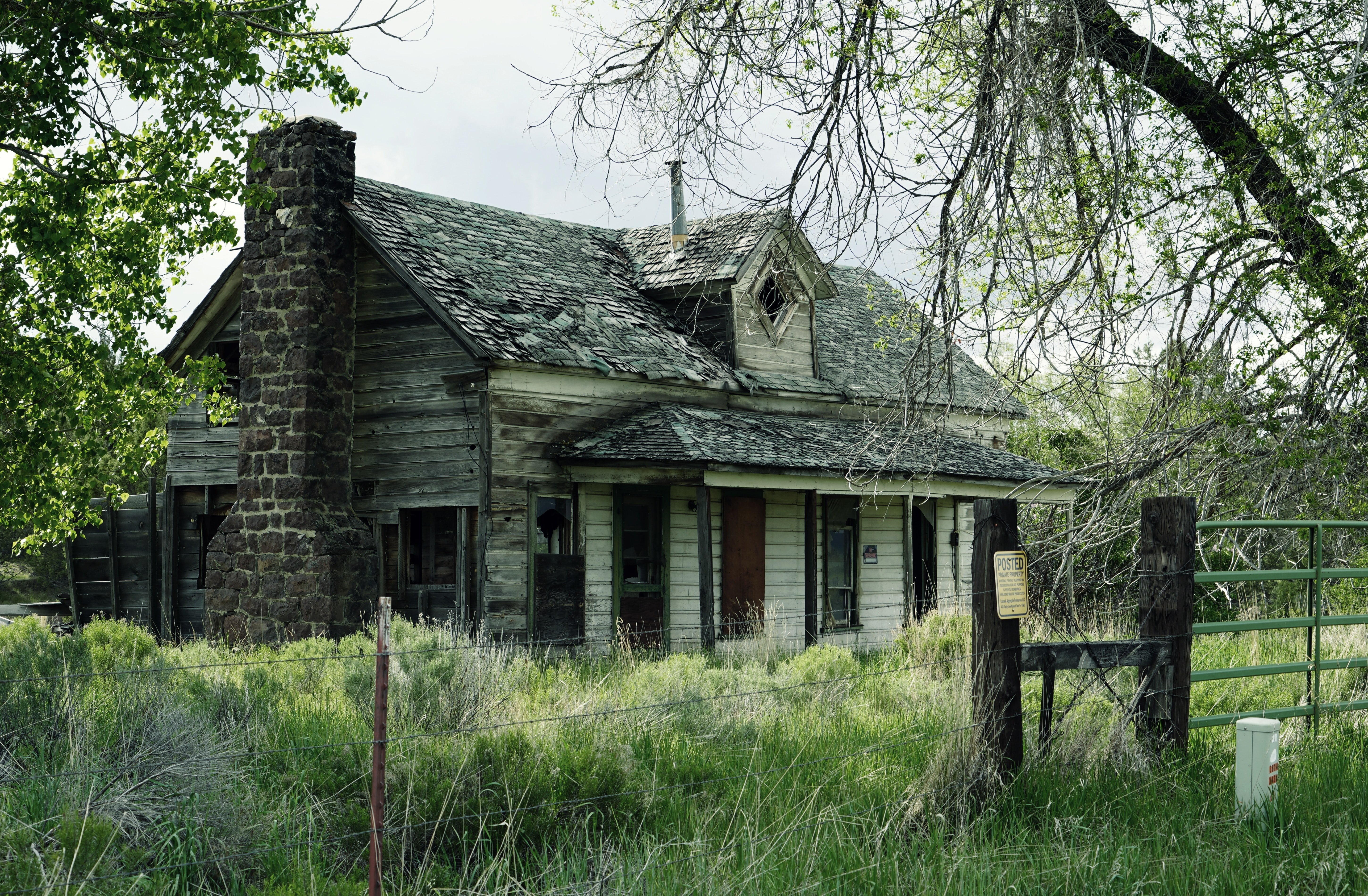 disheveled home with unhealthy roof