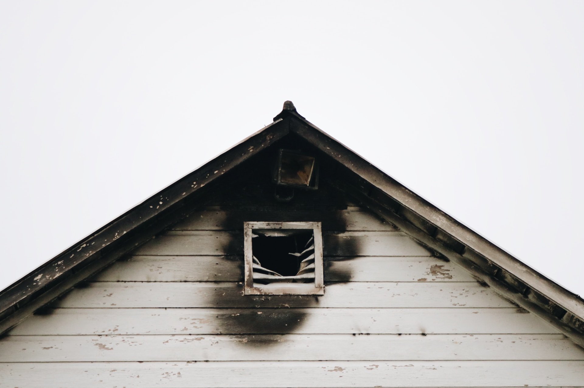 white house after roof fire