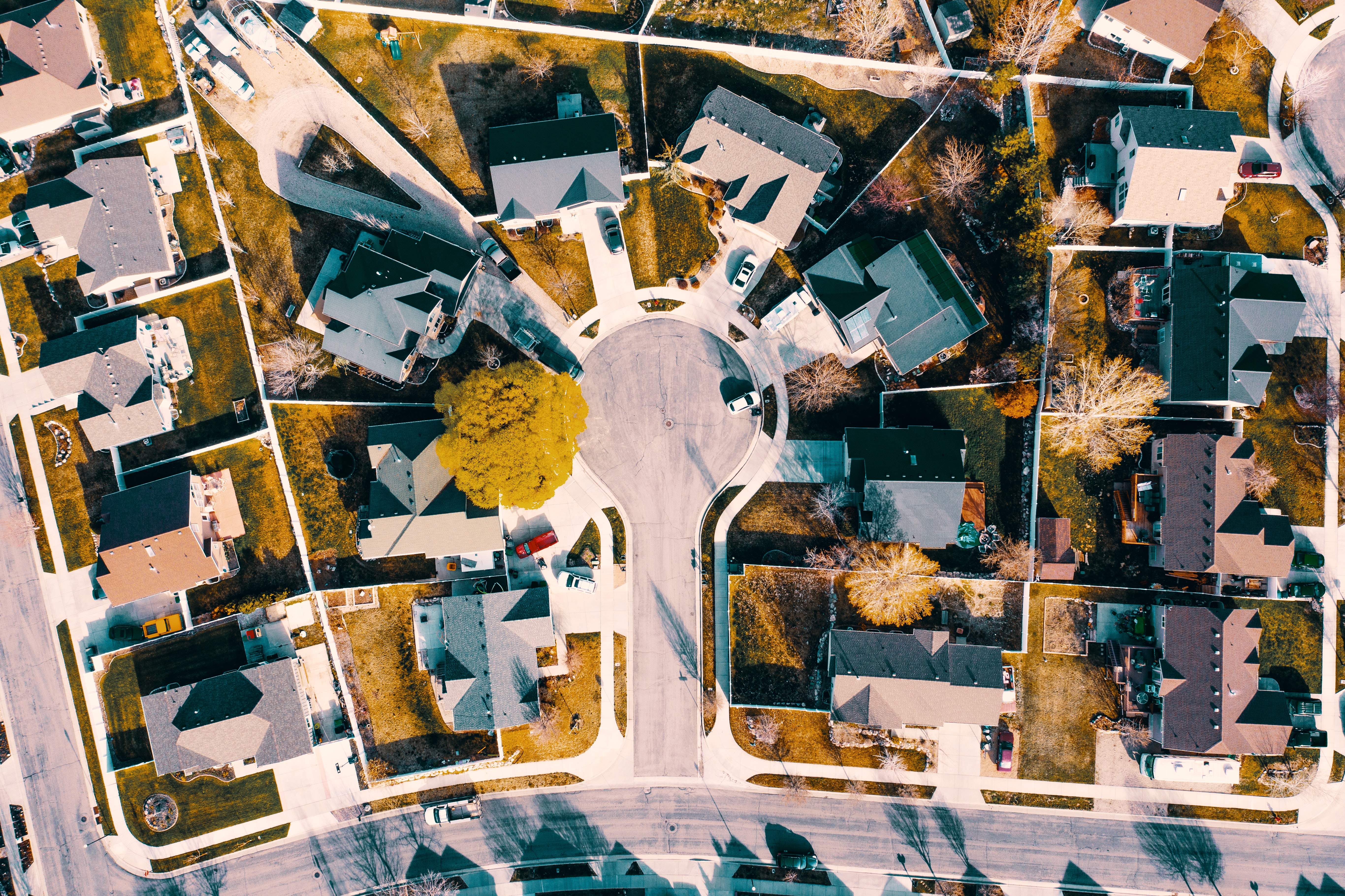 birds eye view of houses on culdesac 