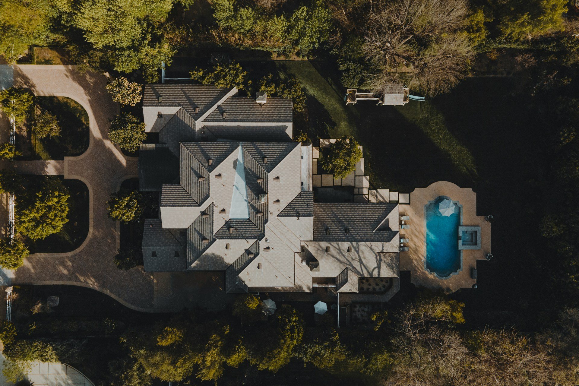 birds eye view of asphalt shingle home with pool