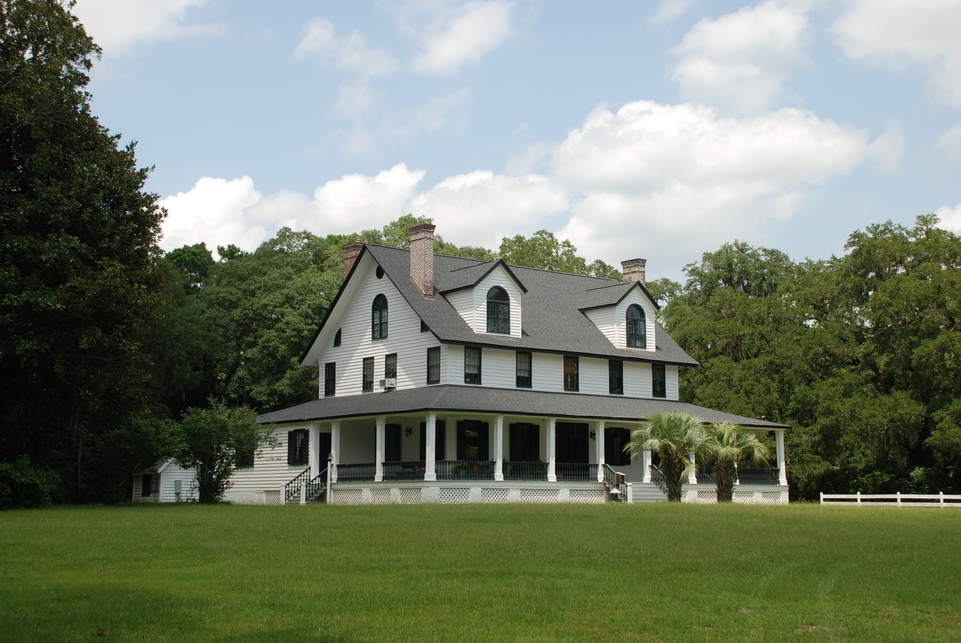 plantation home with black and white trim