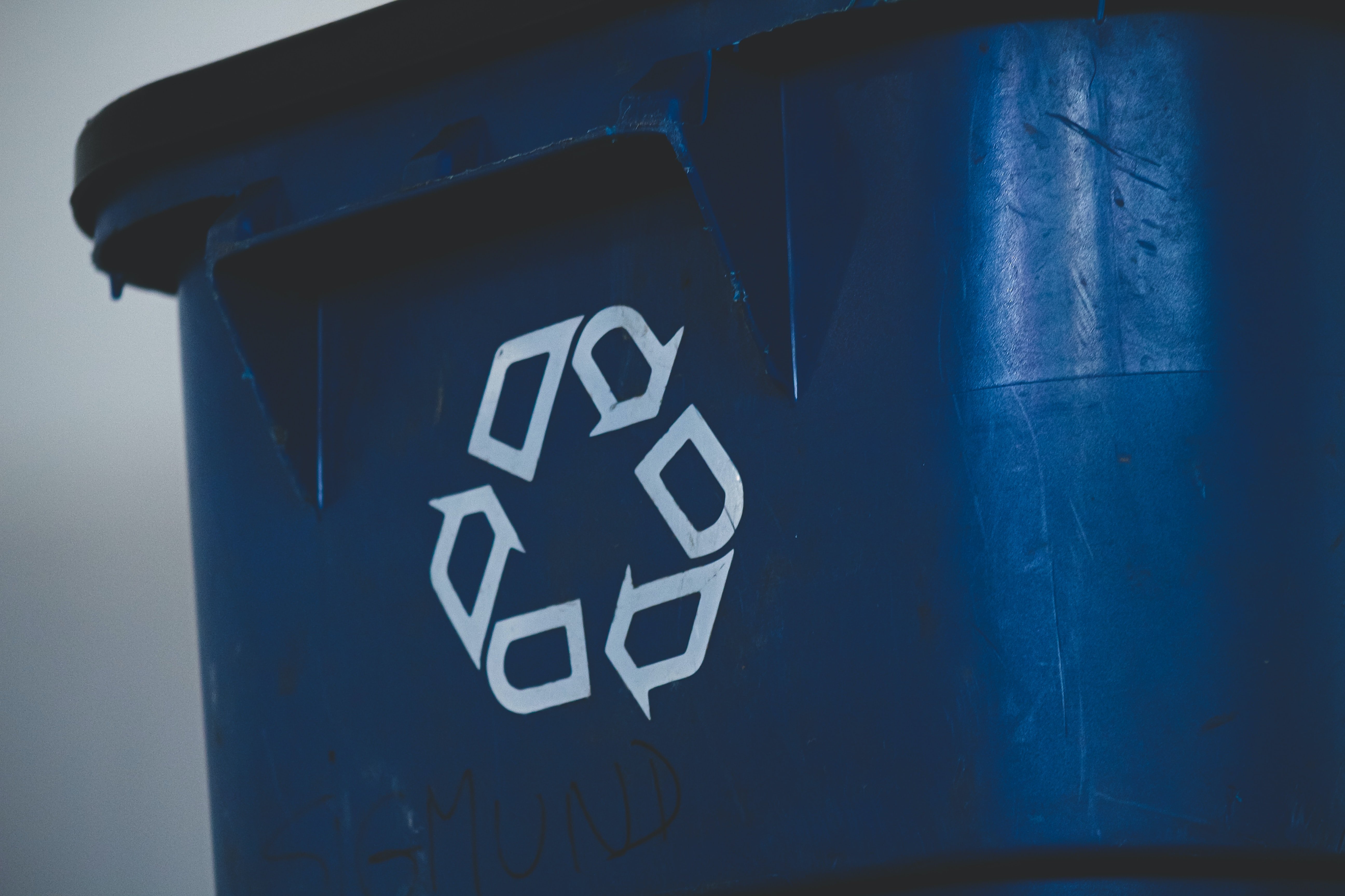 Recycling logo on a trash can 